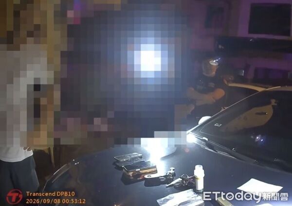 ▲查獲乘客徐姓男子持有電子菸主機及依託咪酯菸彈4顆。(圖/楊梅警分局提供)