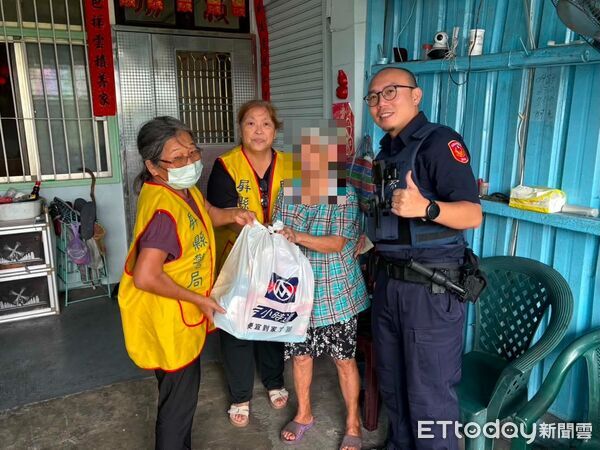 ▲興龍派出所員警結合志工送弱勢家庭生活物資。（圖／記者陳崑福翻攝）