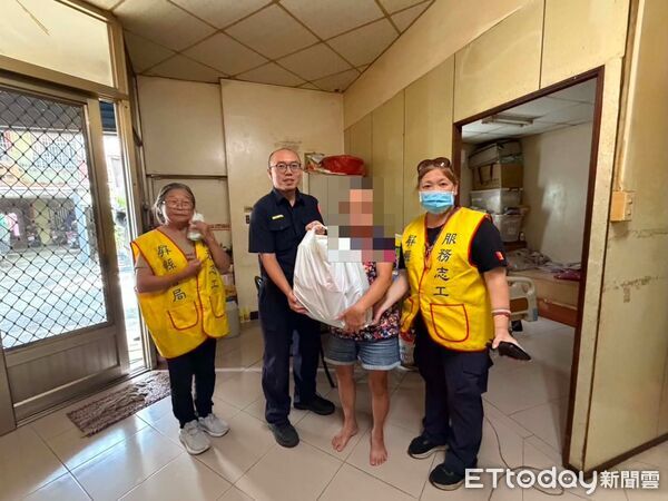 ▲興龍派出所員警結合志工送弱勢家庭生活物資。（圖／記者陳崑福翻攝）