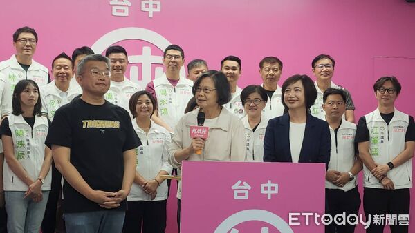 小英吉祥物來了！開箱何欣純競總 嗆他「沒選上別來見我」