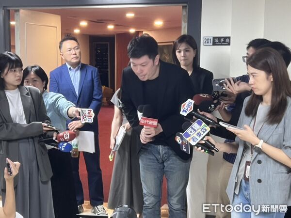 ▲李柏毅鞠躬道歉。(圖/記者陳家豪攝)