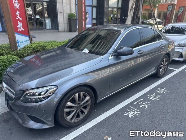 ▲賓士惡男輾死護理師,肇事車輛曝光。(圖/記者白珈陽攝)