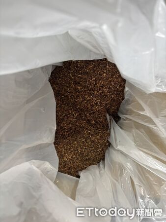 ▲男買「菸葉下腳料」製私菸 13.1萬包險流入市面。（圖／記者郭世賢翻攝）