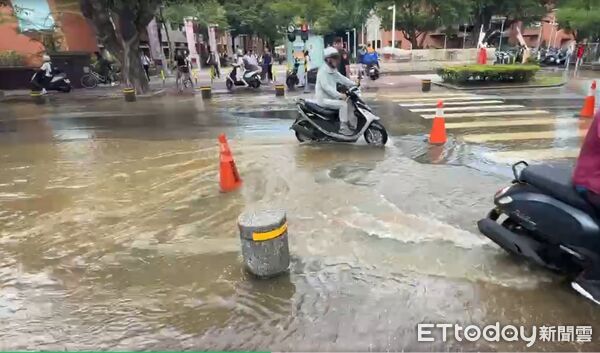 ▲台南市東區勝利路靠近小東門殘跡處發生自來水管破裂,造成路面漏水及坑洞。(記者林東良翻攝,下同)