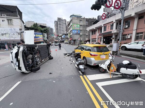 ▲▼新店黃男駕駛白色租賃車撞計程車側翻，再波及2機車             。（圖／記者陳以昇翻攝）