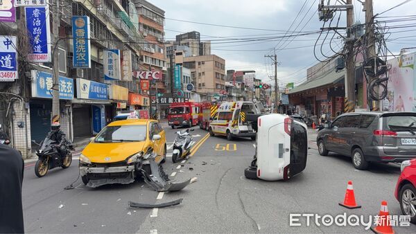 ▲▼新店黃男駕駛白色租賃車撞計程車側翻，再波及2機車             。（圖／記者陳以昇翻攝）