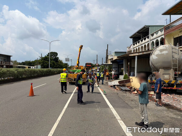 ▲潮州鎮光復路一段聯結車撞民宅、車輛事故。（圖／記者陳崑福翻攝）