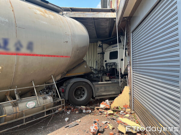 ▲潮州鎮光復路一段聯結車撞民宅、車輛事故。（圖／記者陳崑福翻攝）