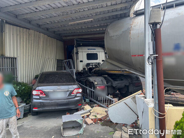 ▲潮州鎮光復路一段聯結車撞民宅、車輛事故。（圖／記者陳崑福翻攝）