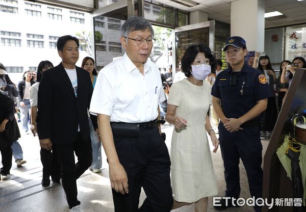▲▼柯文哲案二審開庭，同案會計師端木正、大帳房李文宗、李文娟相繼到庭。柯文哲本人則是在妻子陳珮琪及同黨同志的陪同下一同步入高院。（圖／記者湯興漢攝）