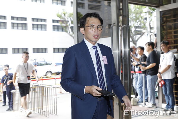 ▲▼柯文哲案二審開庭，同案會計師端木正、大帳房李文宗、李文娟相繼到庭。柯文哲本人則是在妻子陳珮琪及同黨同志的陪同下一同步入高院。（圖／記者湯興漢攝）