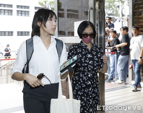 ▲▼柯文哲案二審開庭，同案會計師端木正、大帳房李文宗、李文娟相繼到庭。柯文哲本人則是在妻子陳珮琪及同黨同志的陪同下一同步入高院。（圖／記者湯興漢攝）