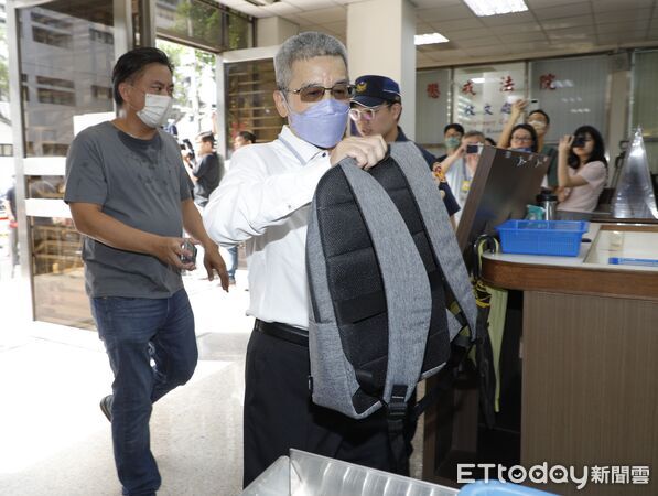 ▲▼柯文哲案二審開庭，同案會計師端木正、大帳房李文宗、李文娟相繼到庭。柯文哲本人則是在妻子陳珮琪及同黨同志的陪同下一同步入高院。（圖／記者湯興漢攝）