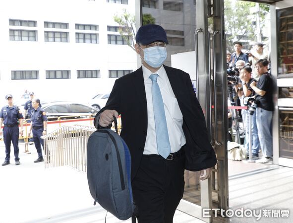 ▲▼柯文哲案二審開庭，同案會計師端木正、大帳房李文宗、李文娟相繼到庭。柯文哲本人則是在妻子陳珮琪及同黨同志的陪同下一同步入高院。（圖／記者湯興漢攝）
