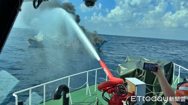 ▲彭佳嶼外海驚傳火燒船　基隆籍「滿財發6」沉沒。（圖／記者郭世賢翻攝）