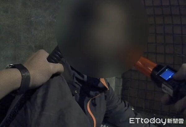 ▲▼警方將陳男壓制，雖未酒駕卻檢測出毒品反應呈陽性，再查獲其丟棄路旁之毒品及針筒。（圖／桃園警分局提供）