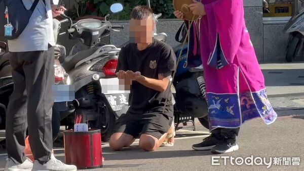 護理師弟跪20分鐘招魂！「連擲22筊」才獲3允杯　法師：可能有心願