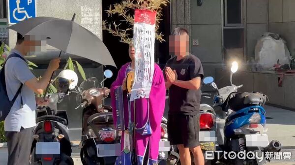 ▲賓士惡男輾死護理師，死者家屬重回現場招魂。（圖／記者白珈陽攝，下同）