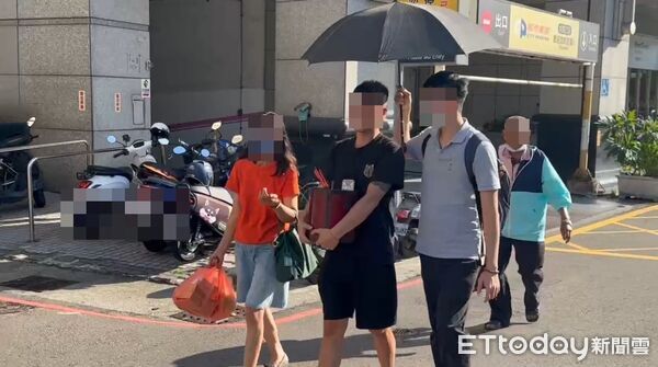▲賓士惡男輾死護理師，死者家屬重回現場招魂。（圖／記者白珈陽攝，下同）