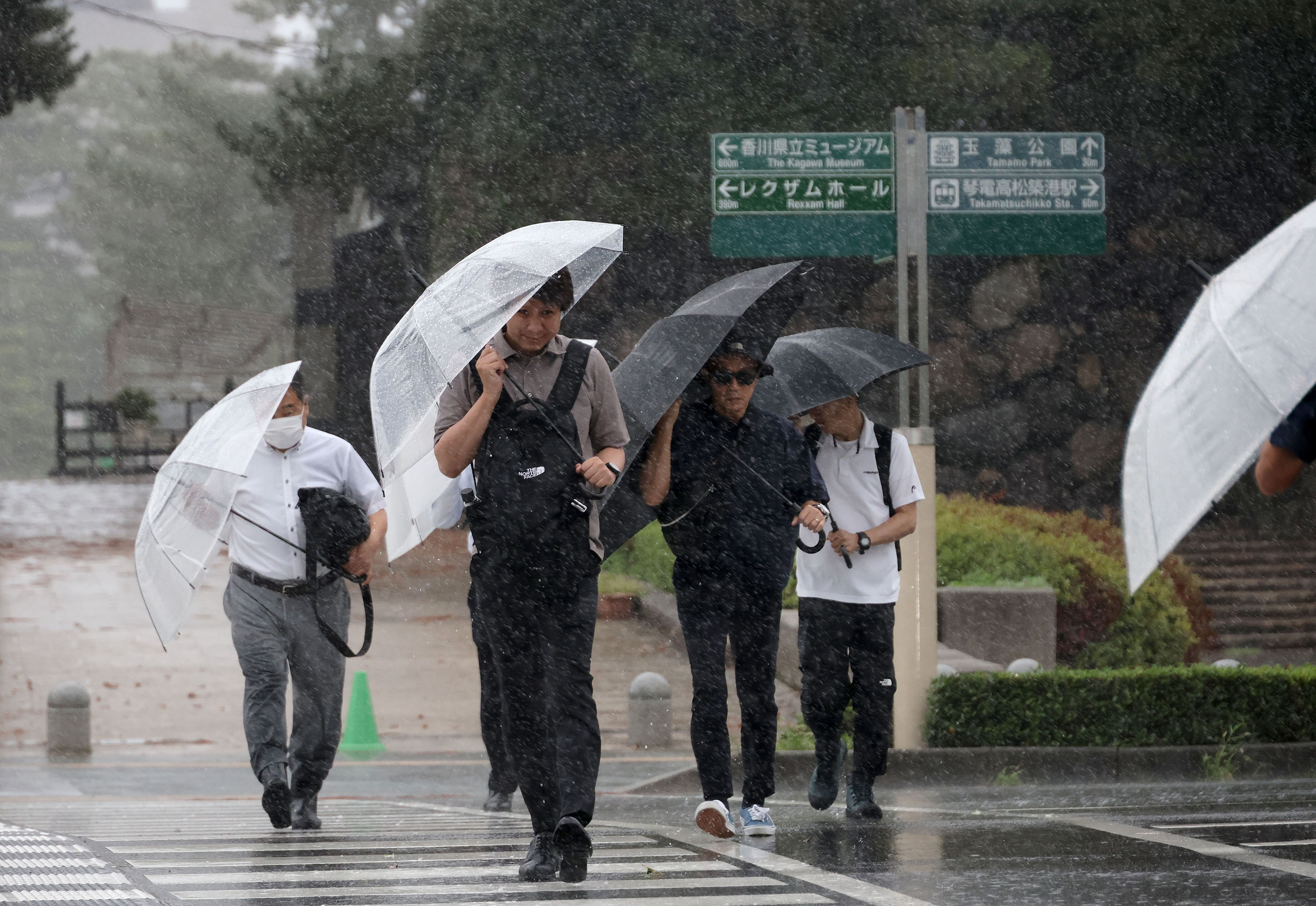 ▲▼日本四國香川縣高松市9日降下大雨。（圖／達志影像／美聯社）