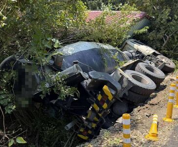 離奇！無人水泥車「倒退嚕」掉山坑　鐵皮屋慘遭壓毀