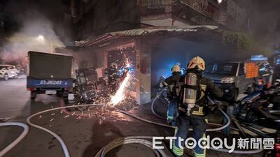 北市萬華倉庫竄火煙...警消破門搶救　18分鐘撲滅火勢無人傷亡