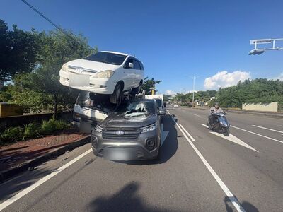 驚險疊羅漢畫面曝！大貨車連撞3車...車斗轎車噴飛砸休旅車　