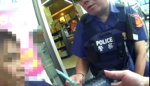 ▲桃園市汪姓男子昨天下午開車搭載李姓女子在八德區違停遭攔查，警方查出汪男身上藏有依託咪酯菸彈及電子煙主機等證物。（圖／八德警分局提供）