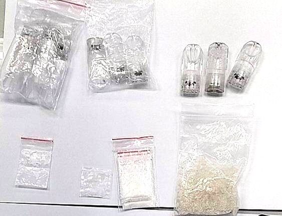 ▲桃園市八德警分局查獲汪姓男子與李姓女子涉嫌毒駕與持有毒品，起出依託咪酯菸彈、電子煙主機與安非他命等毒品證物。（圖／八德警分局提供）