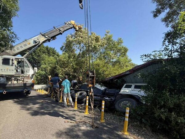 ▲無人水泥車倒退嚕摔落山坑壓毀鐵皮屋。（圖／警方提供）