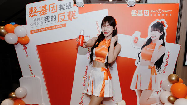 ▲啦啦隊女神李多慧化身髮基因一日店長，分享日常頭髮保養心得，吸引大批粉絲到場。（記者林東良翻攝，下同）