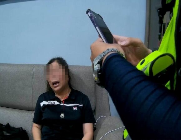 ▲遭假檢警電話詐騙轟炸6小時,中年婦人崩潰痛哭。(圖/警方提供)