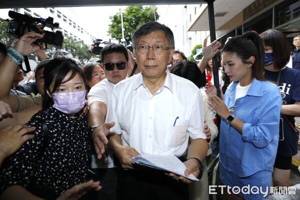 ▲▼柯文哲二審庭訊結束後與妻子陳珮琪共同步出高院，一路上支持者高喊口號並與柯文哲陳珮琪握手。（圖／記者湯興漢攝）