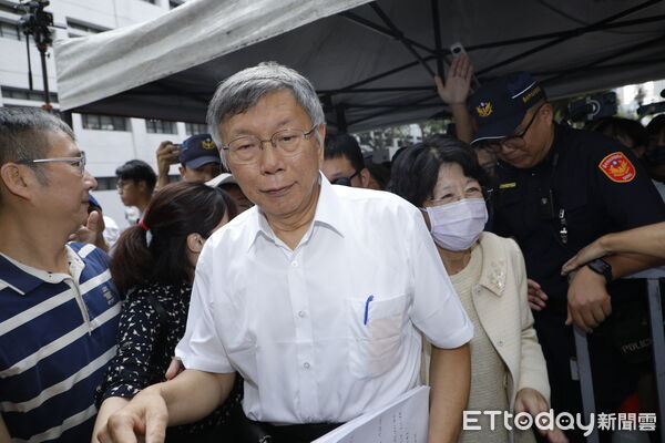 ▲▼柯文哲二審庭訊結束後與妻子陳珮琪共同步出高院，一路上支持者高喊口號並與柯文哲陳珮琪握手。（圖／記者湯興漢攝）
