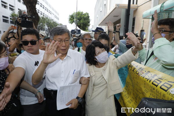 ▲▼柯文哲二審庭訊結束後與妻子陳珮琪共同步出高院，一路上支持者高喊口號並與柯文哲陳珮琪握手。（圖／記者湯興漢攝）