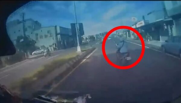 ▲林男控訴機車騎士突然變換車道。（圖／翻攝自Threads ／saruman8282）
