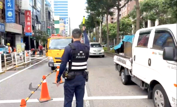 ▲桃園市桃園區中正路今天下午發生瓦斯外洩意外，桃園警方到場後實施交通疏導與管制措施。（圖／桃園警分局提供）