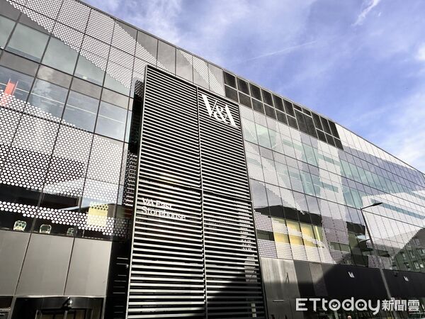 ▲▼英國維多利亞與亞伯特博物館（V&A）的「東儲藏庫」（East Storehouse）對外開放，讓民眾可走進收藏超過50萬件藏品的庫房參觀。（圖／記者林育綾攝）