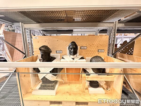 ▲▼英國維多利亞與亞伯特博物館（V&A）的「東儲藏庫」（East Storehouse）對外開放，讓民眾可走進收藏超過50萬件藏品的庫房參觀。（圖／記者林育綾攝）