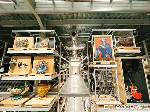 ▲▼英國維多利亞與亞伯特博物館（V&A）的「東儲藏庫」（East Storehouse）對外開放，讓民眾可走進收藏超過50萬件藏品的庫房參觀。（圖／記者林育綾攝）