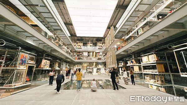 ▲▼英國維多利亞與亞伯特博物館（V&A）的「東儲藏庫」（East Storehouse）對外開放，讓民眾可走進收藏超過50萬件藏品的庫房參觀。（圖／記者林育綾攝）