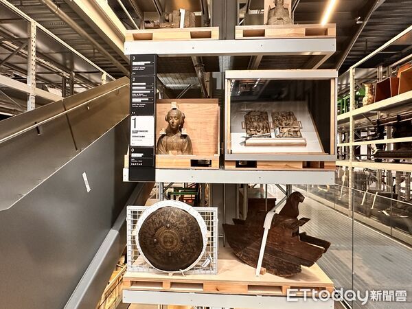▲▼英國維多利亞與亞伯特博物館（V&A）的「東儲藏庫」（East Storehouse）對外開放，讓民眾可走進收藏超過50萬件藏品的庫房參觀。（圖／記者林育綾攝）