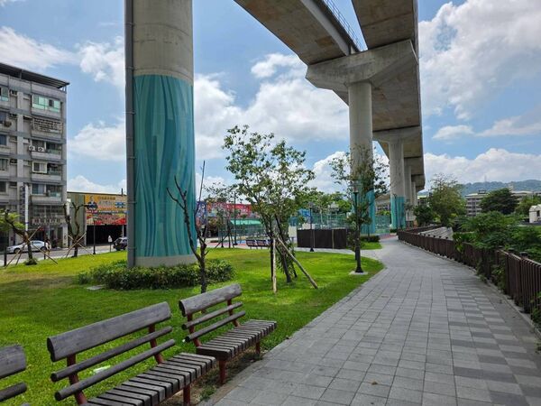 ▲三鶯線化身城市藝術廊道 墩柱彩繪翻新景、跨河燈光秀吸睛。（圖／新北市捷運工程局提供）