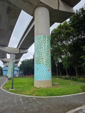▲三鶯線化身城市藝術廊道 墩柱彩繪翻新景、跨河燈光秀吸睛。（圖／新北市捷運工程局提供）