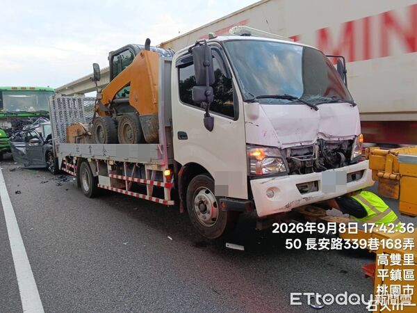 ▲國道1號南下中壢路段8日發生5車連環撞事故，曳引車疑未保持車距往前推撞，釀1人輕傷送醫。（圖／記者沈繼昌翻攝）