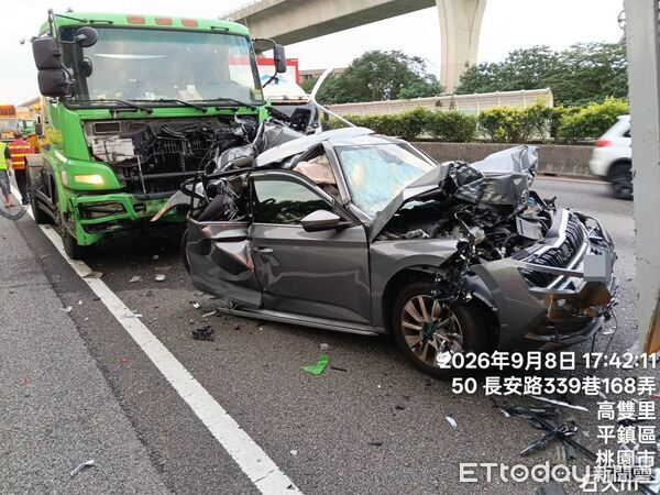 ▲國道1號南下中壢路段8日發生5車連環撞事故，曳引車疑未保持車距往前推撞，釀1人輕傷送醫。（圖／記者沈繼昌翻攝）