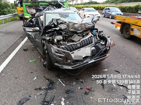 ▲國道1號南下中壢路段8日發生5車連環撞事故，曳引車疑未保持車距往前推撞，釀1人輕傷送醫。（圖／記者沈繼昌翻攝）