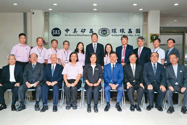 徐秀蘭（左4）當年受大股東孫鐵漢延攬加入中美晶，師承「併購天王」前中美晶董事長盧明光（左3）。（翻攝中美晶官網）