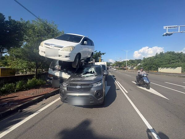 ▲彰化市彰員路發生大貨車疑似煞車失靈驚險撞3車意外。（圖／警方提供）