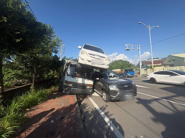 ▲彰化市彰員路發生大貨車疑似煞車失靈驚險撞3車意外。（圖／警方提供）